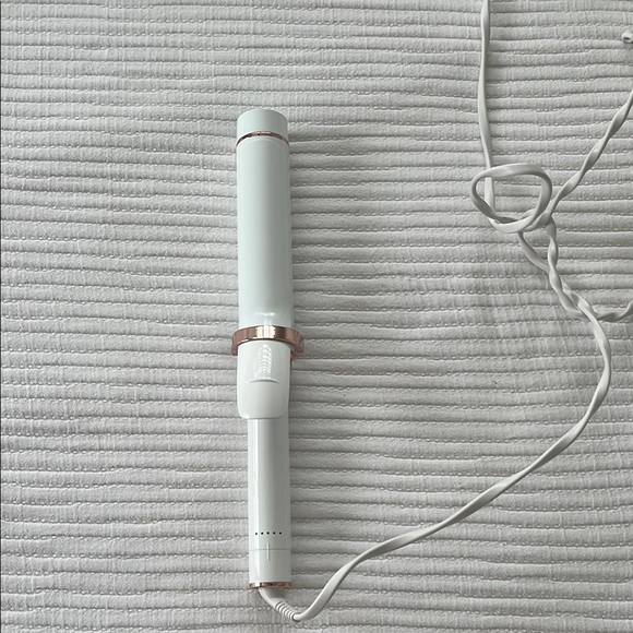 T3 Single Pass 1.5” Curling Iron - Picture 2 of 2